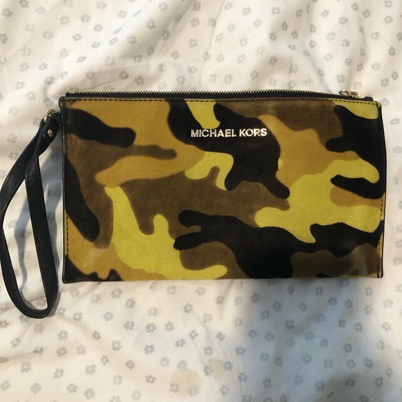 Michaels Kors authentic camo clutch - Picture 1 of 5